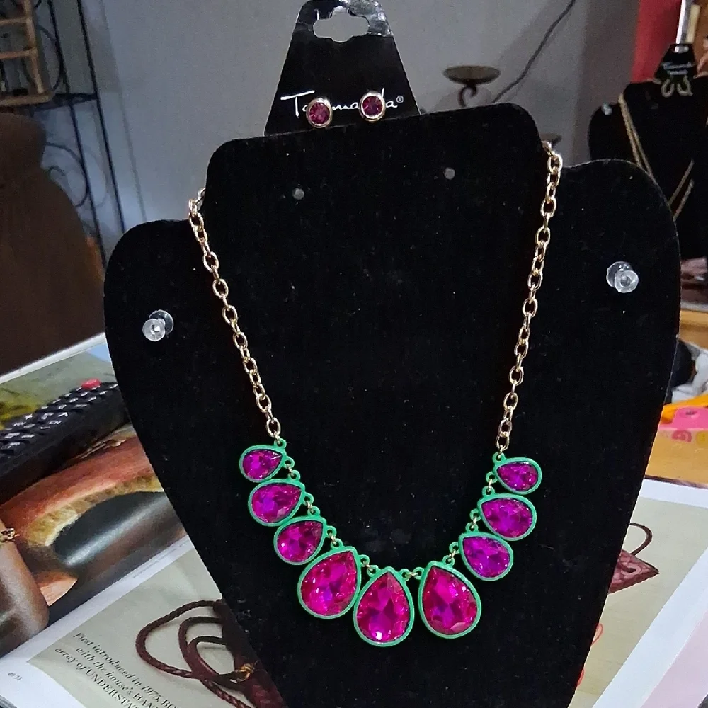 Taramanda  Gold and Pink Teardrop Necklace Set . - Picture 12 of 15